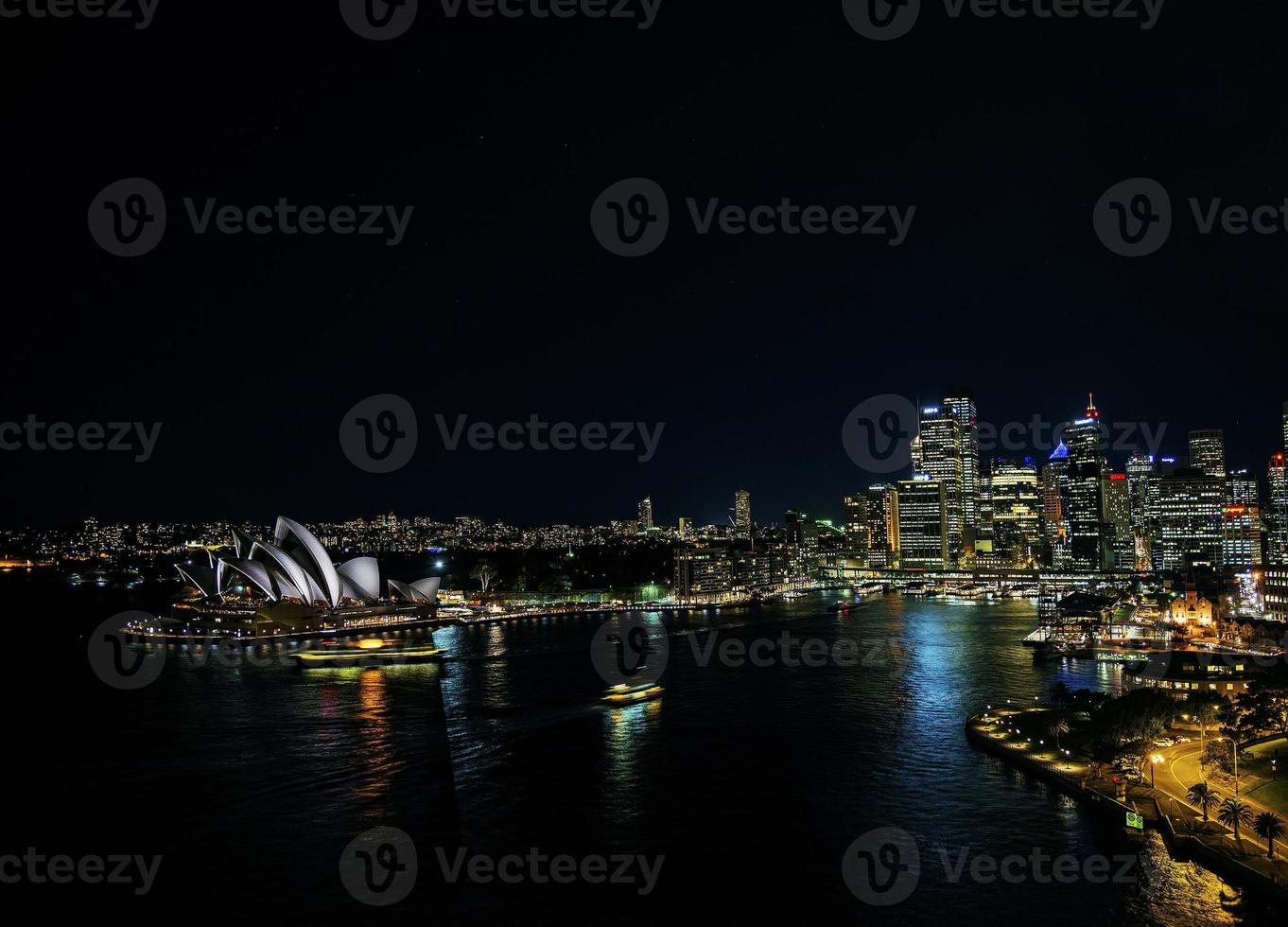 le port de la ville de sydney avec l'horizon historique de l'opéra la nuit en australie photo
