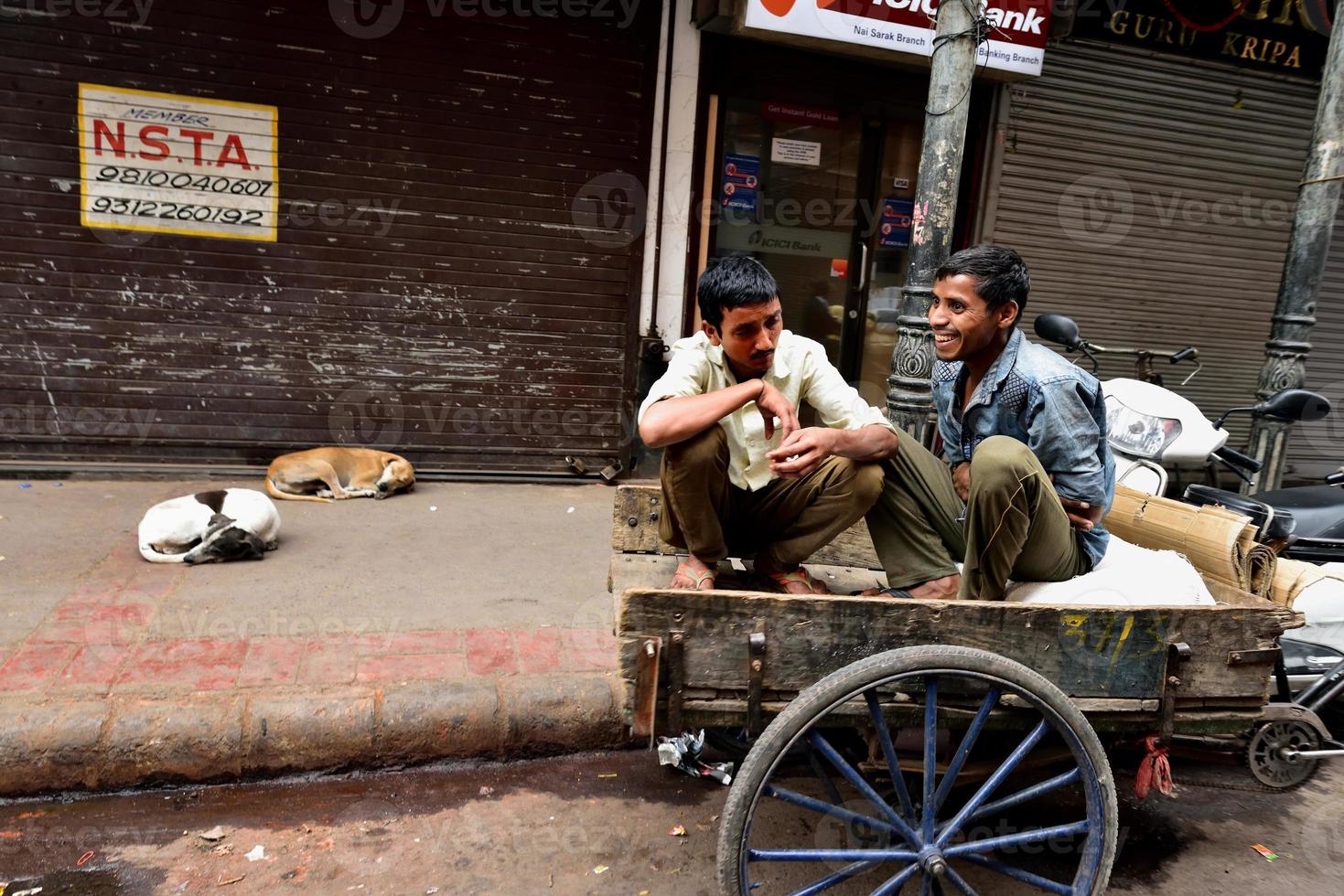 hommes riant assis dans le chariot photo