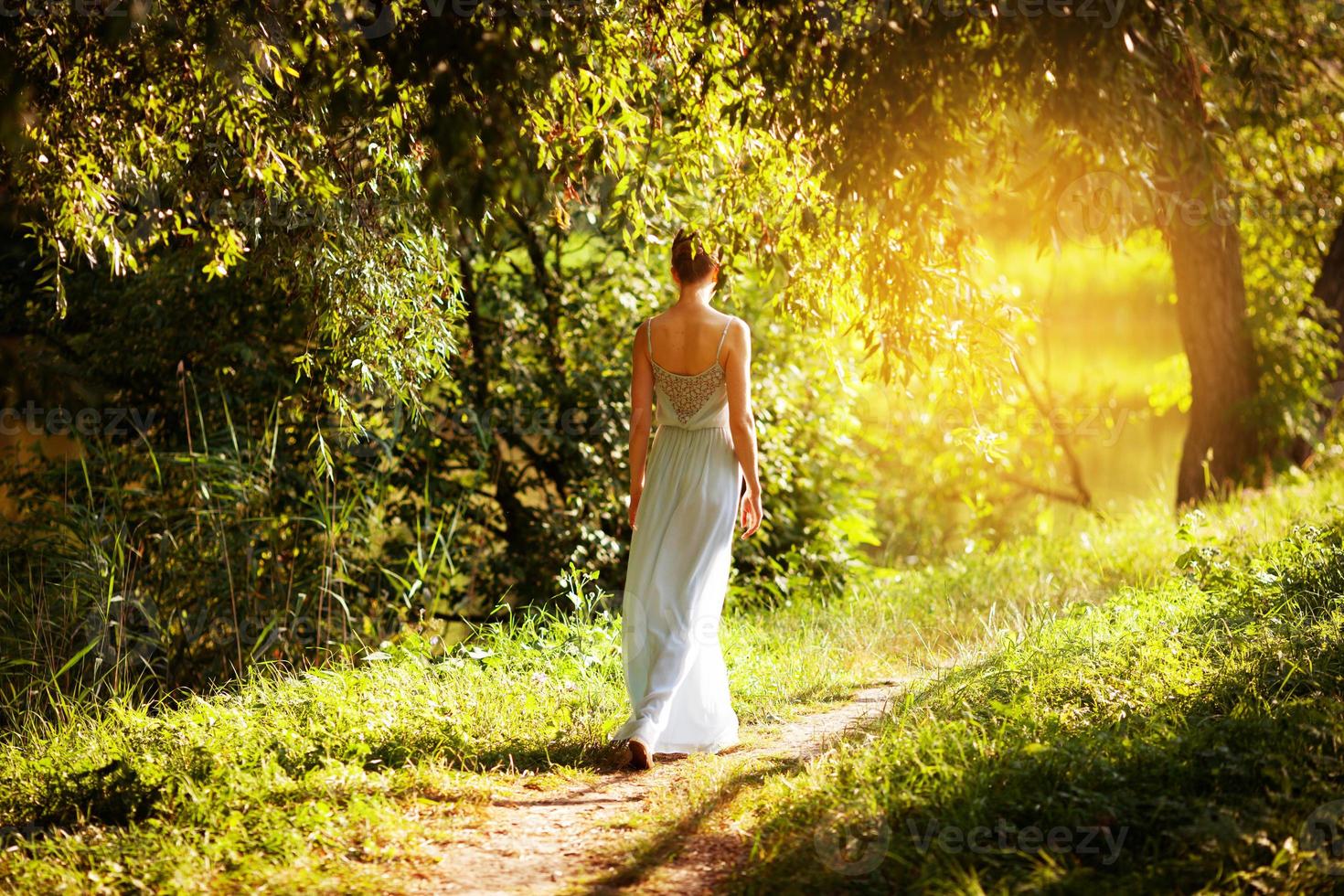 femme marche dans le jardin d'été photo