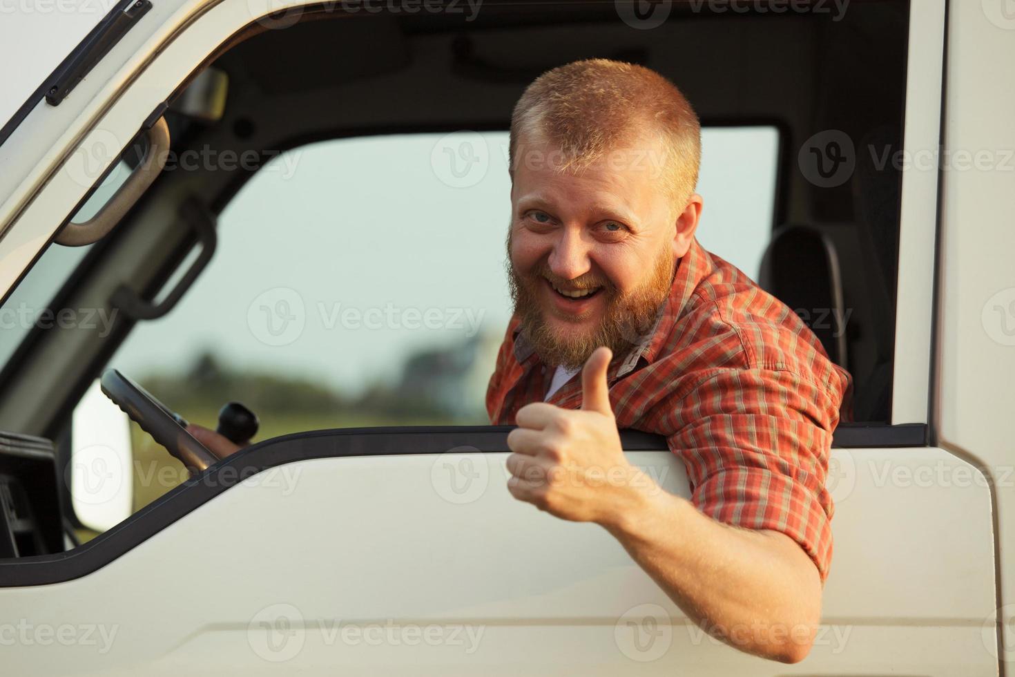 le conducteur montre que tout va bien photo