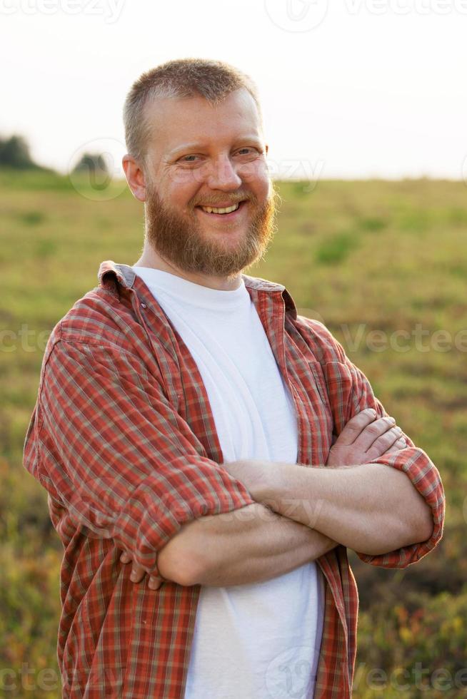 heureux homme barbu dans une chemise photo