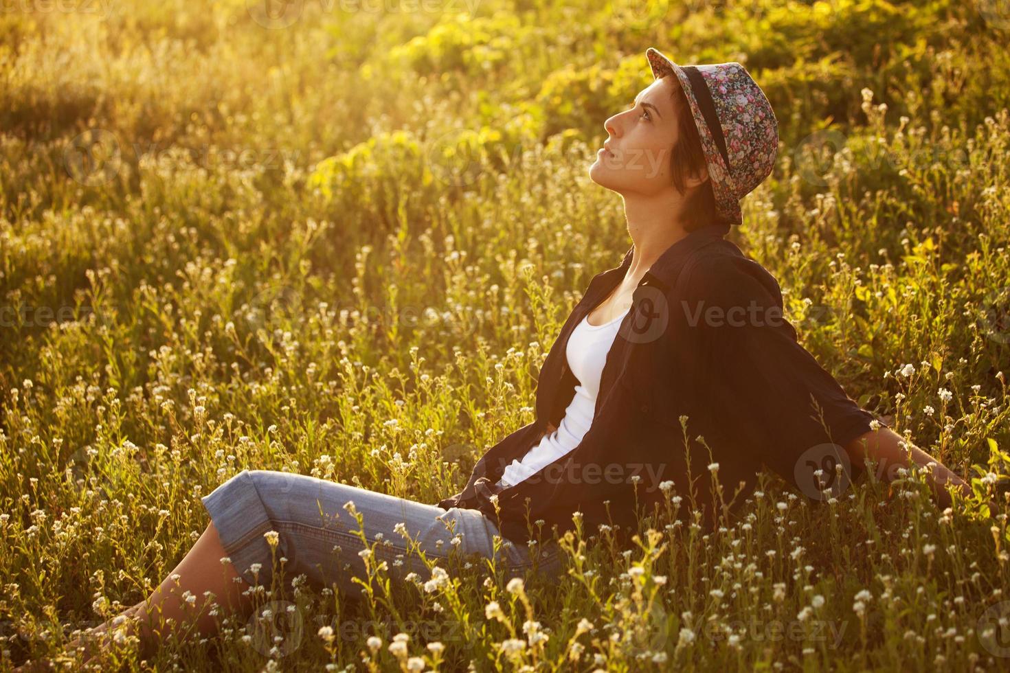 fille assise parmi les fleurs sauvages photo