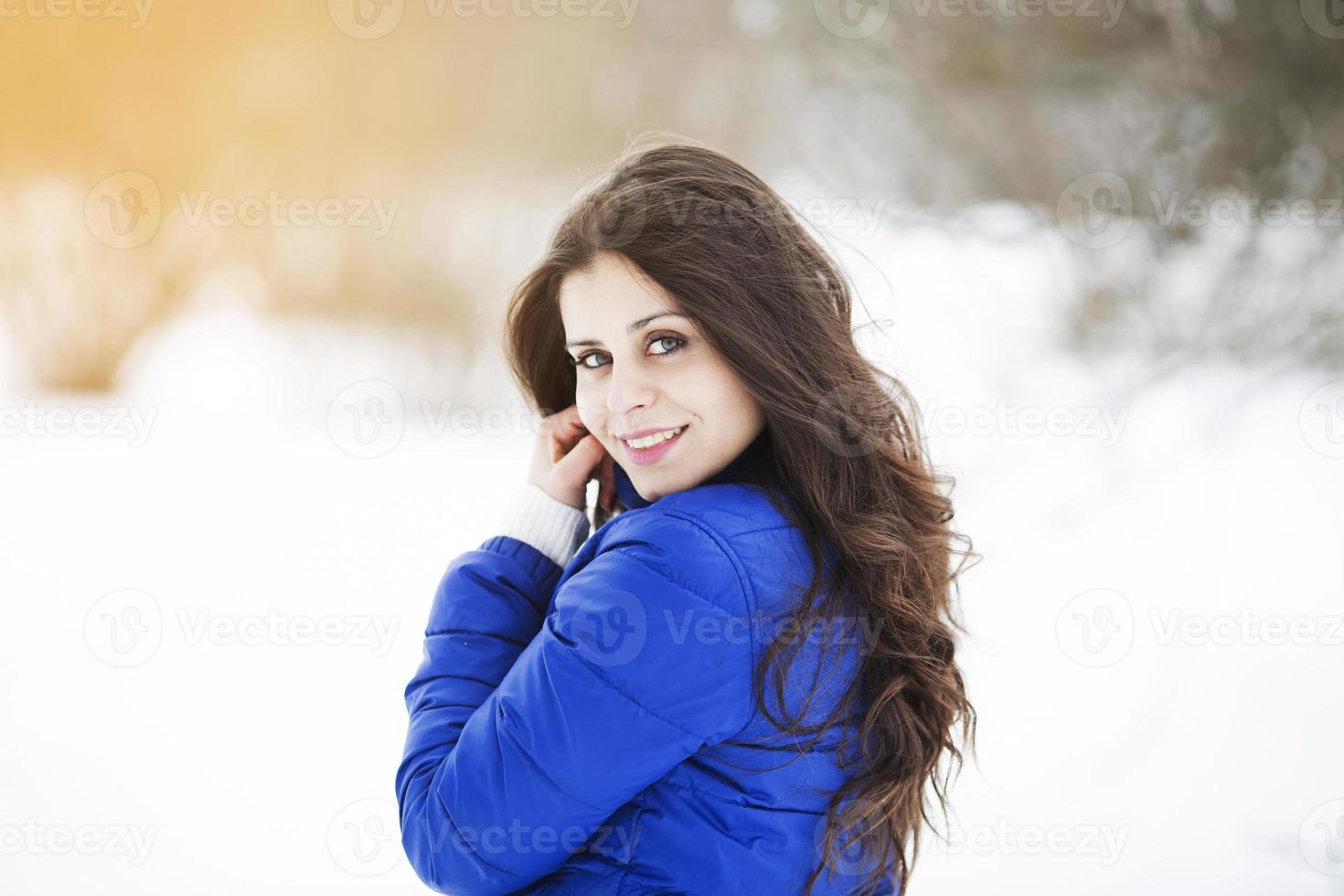 portrait d'une fille aux cheveux longs heureuse photo