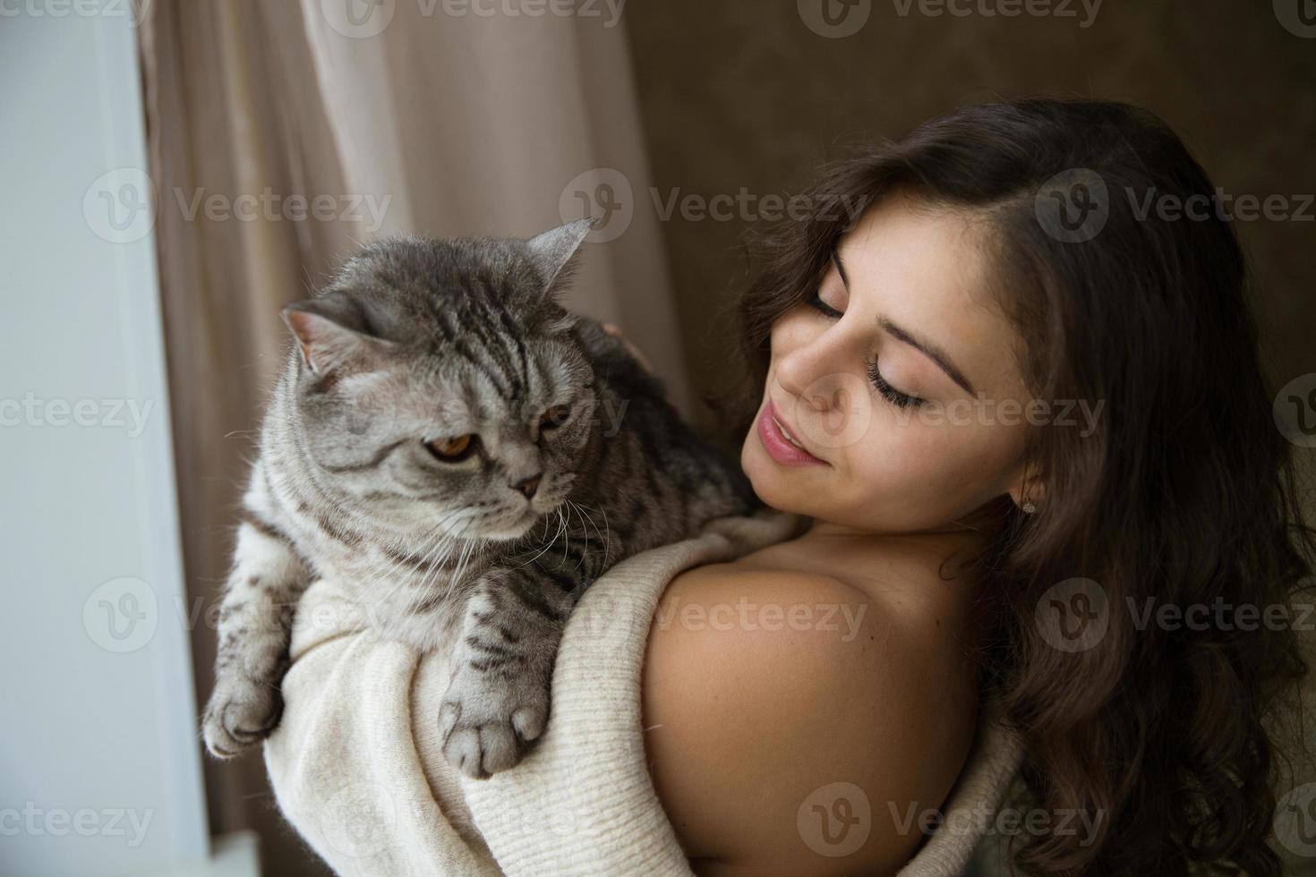 fille tenant un gros chat gris photo