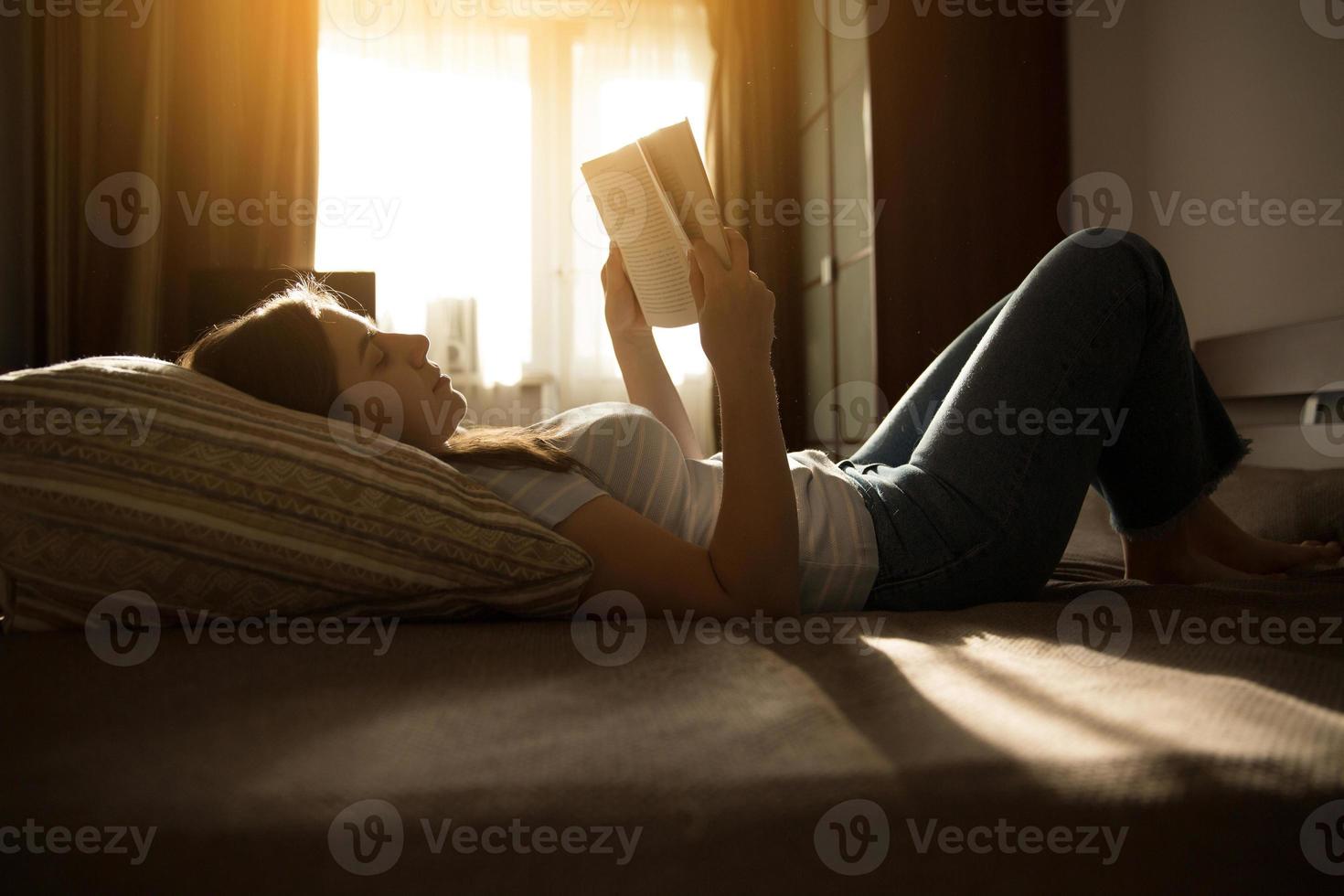 fille ment et lit un livre photo