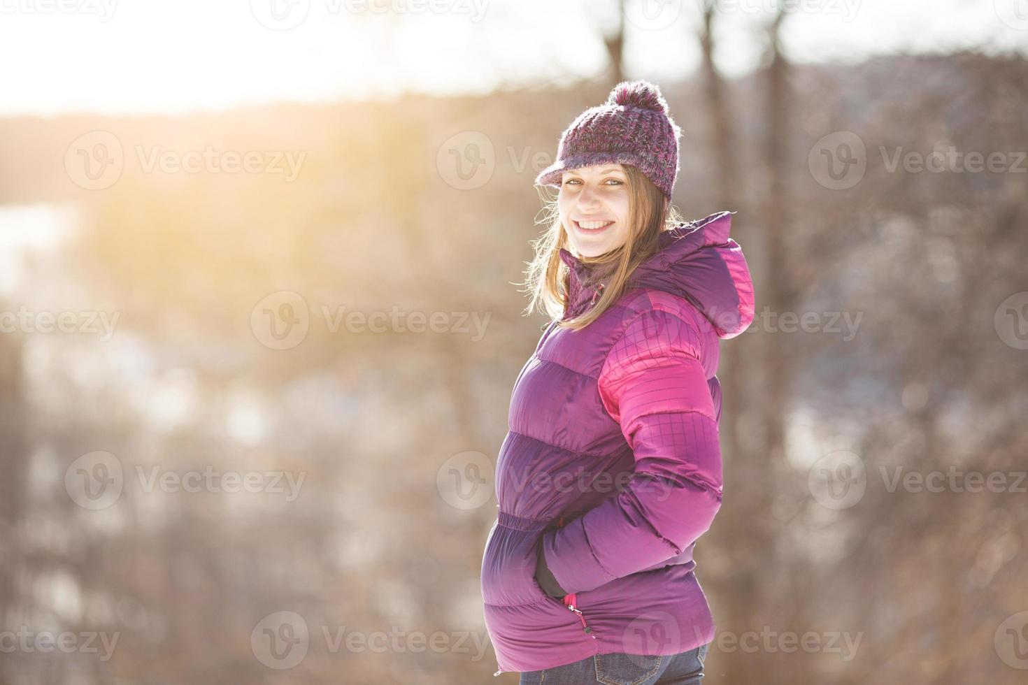 fille heureuse dans un chapeau tricoté et une veste bordeaux photo