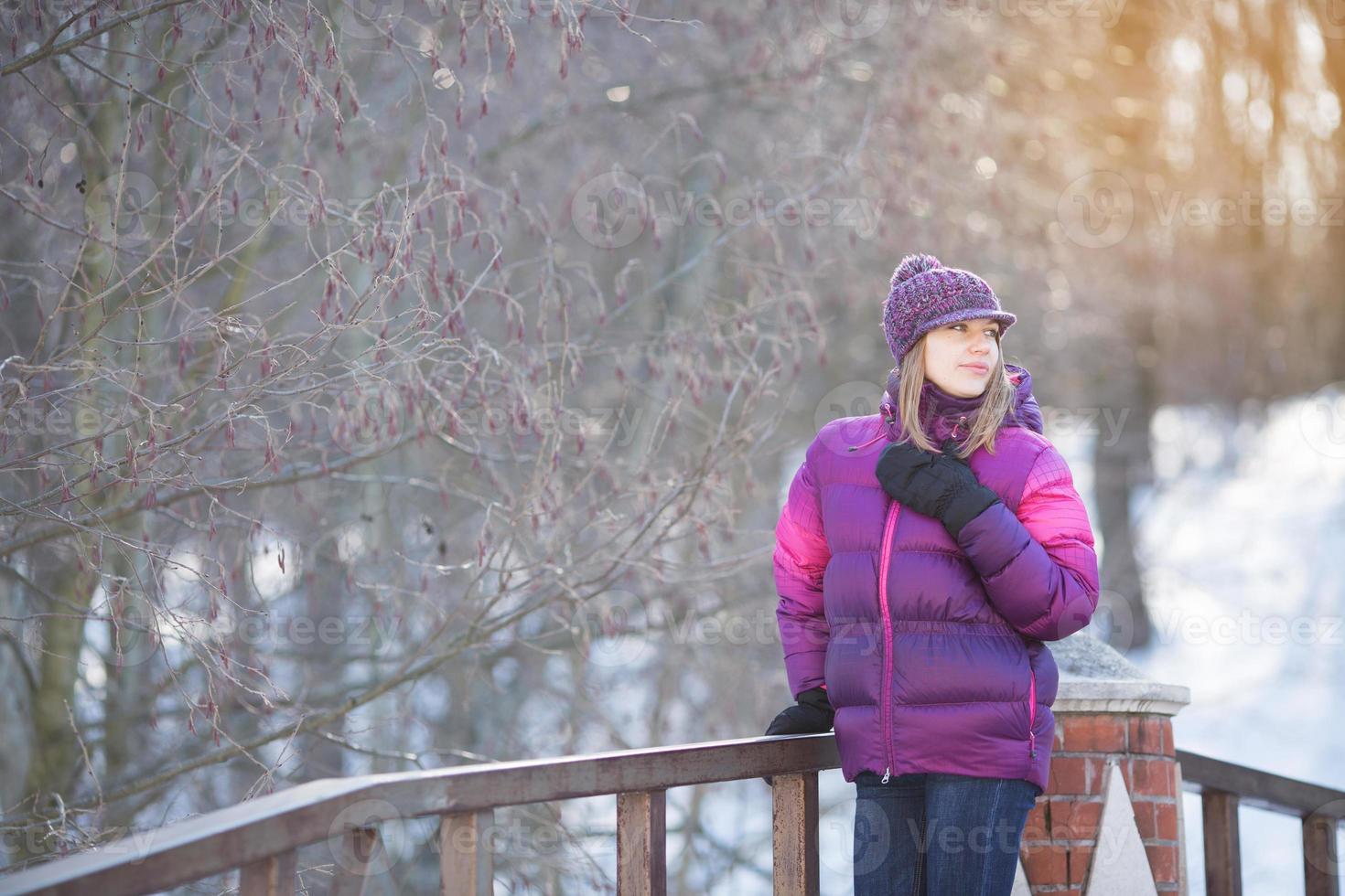 fille au chapeau est sur le pont photo