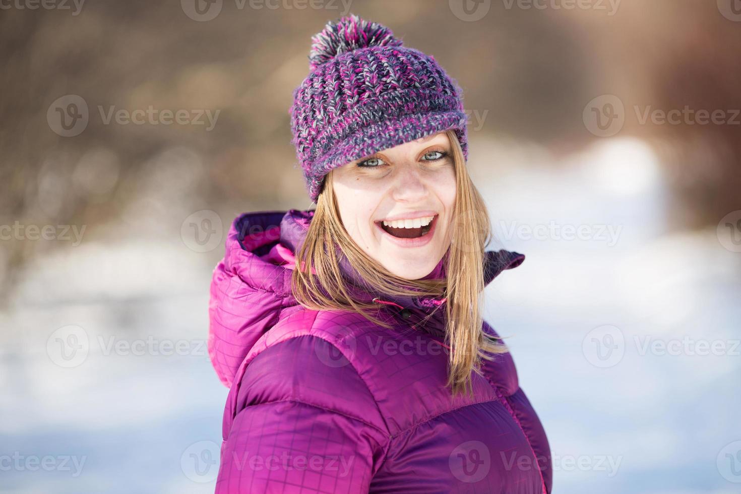 portrait d'une belle fille heureuse photo