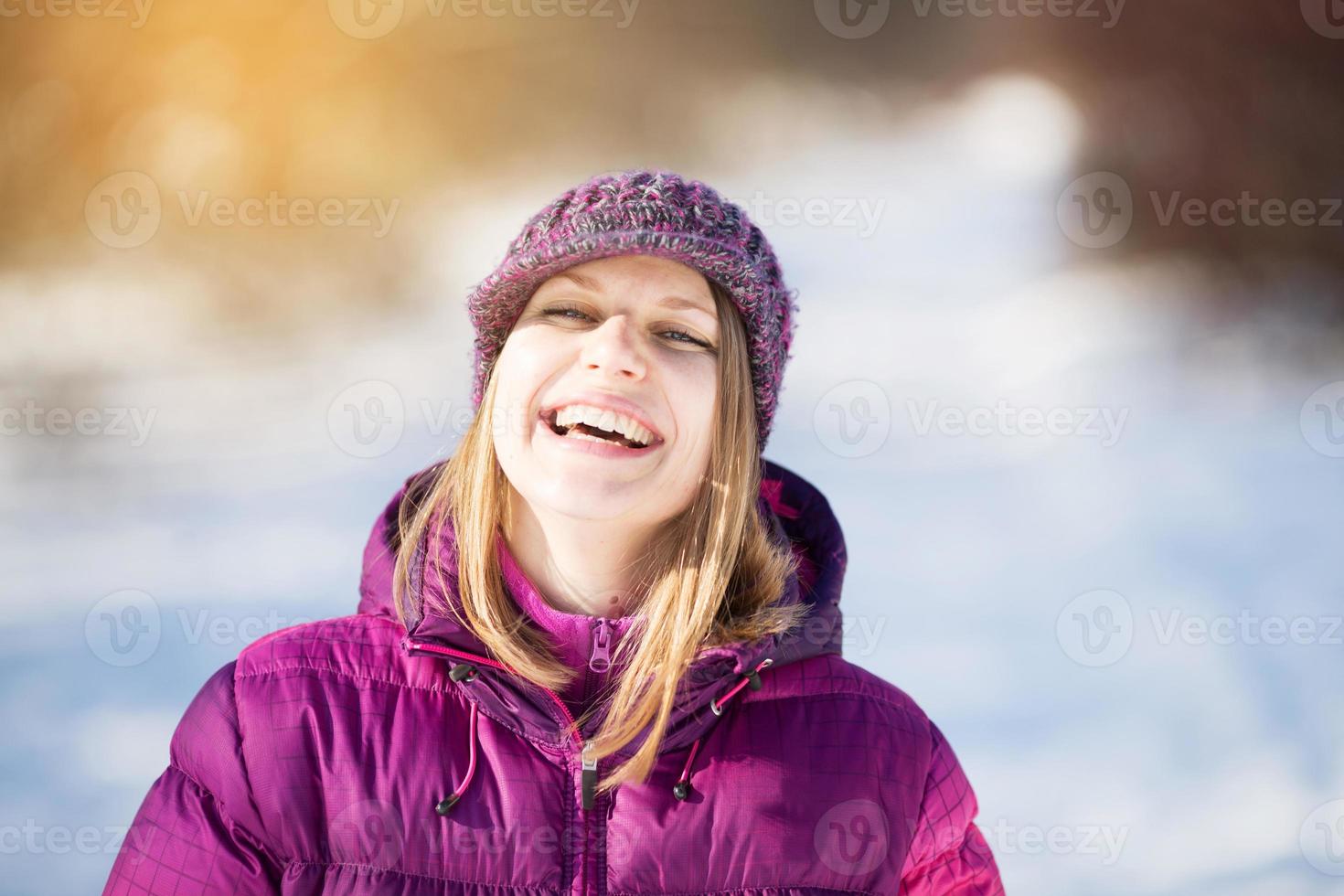 fille joyeuse et heureuse dans un chapeau photo