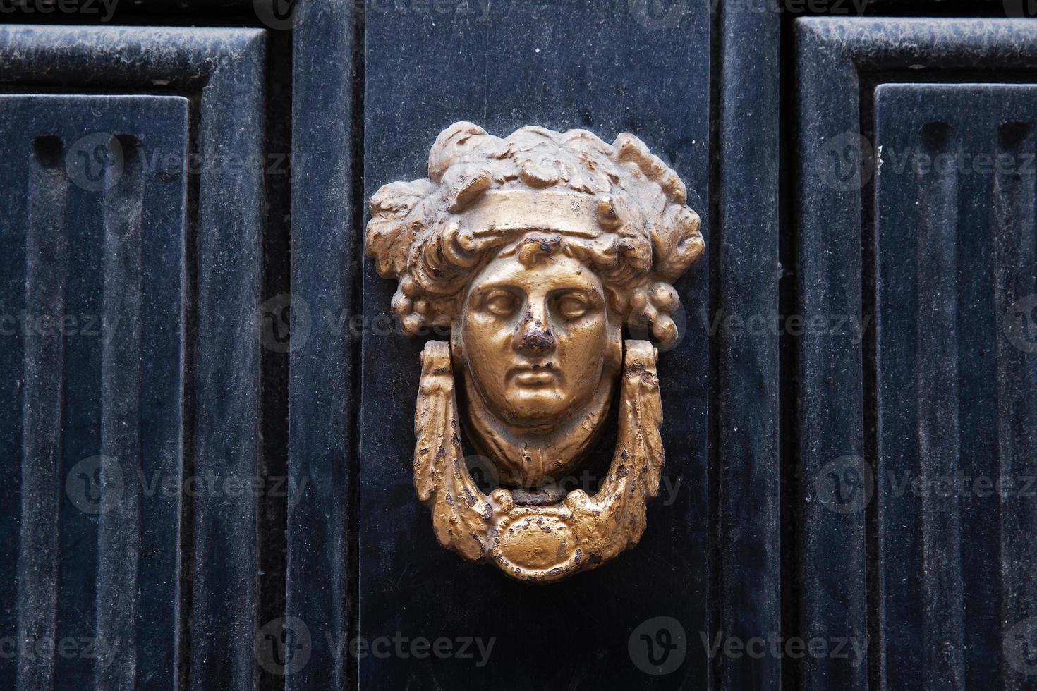 poignée de porte antique sur une porte bleue photo