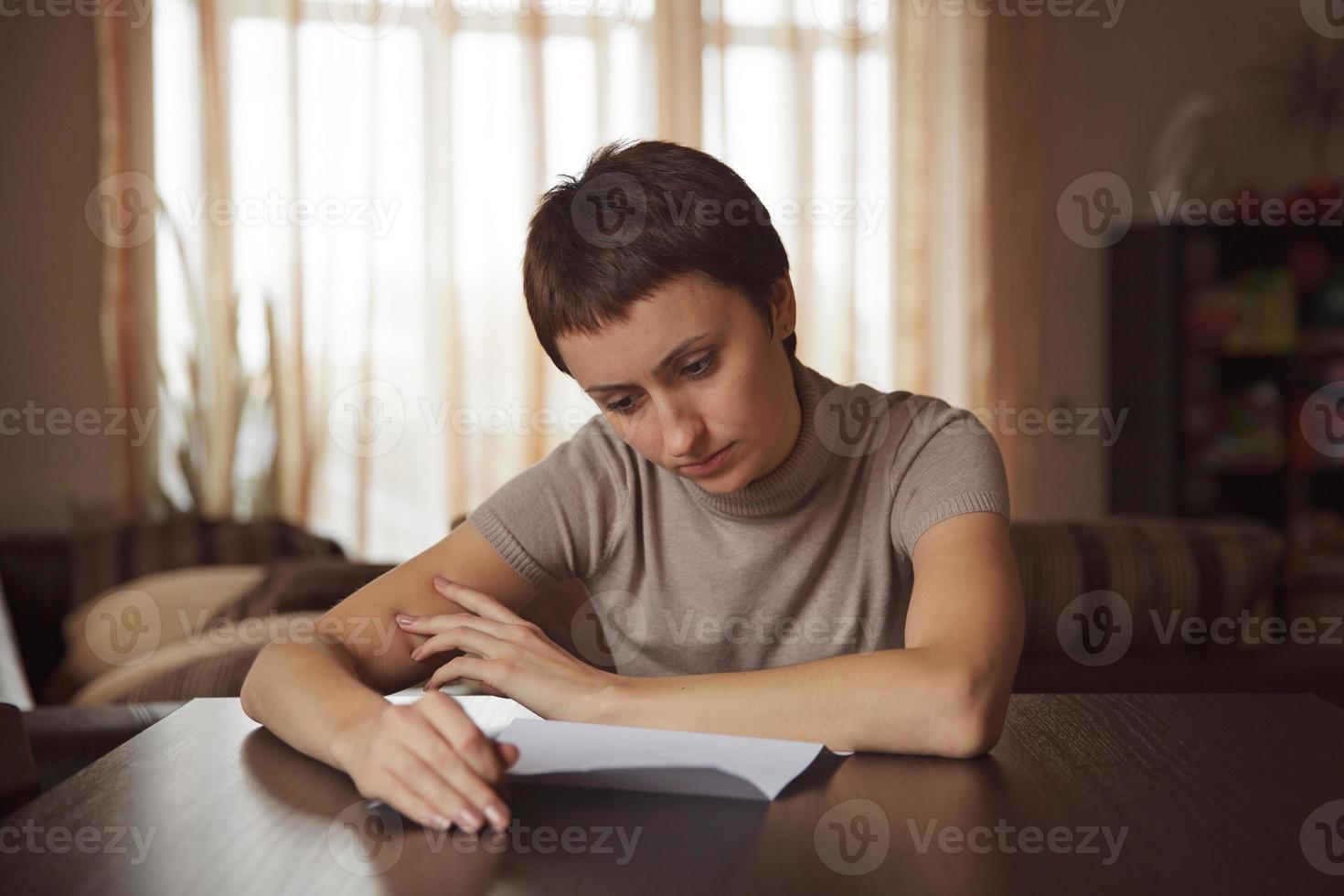 fille lisant une lettre photo