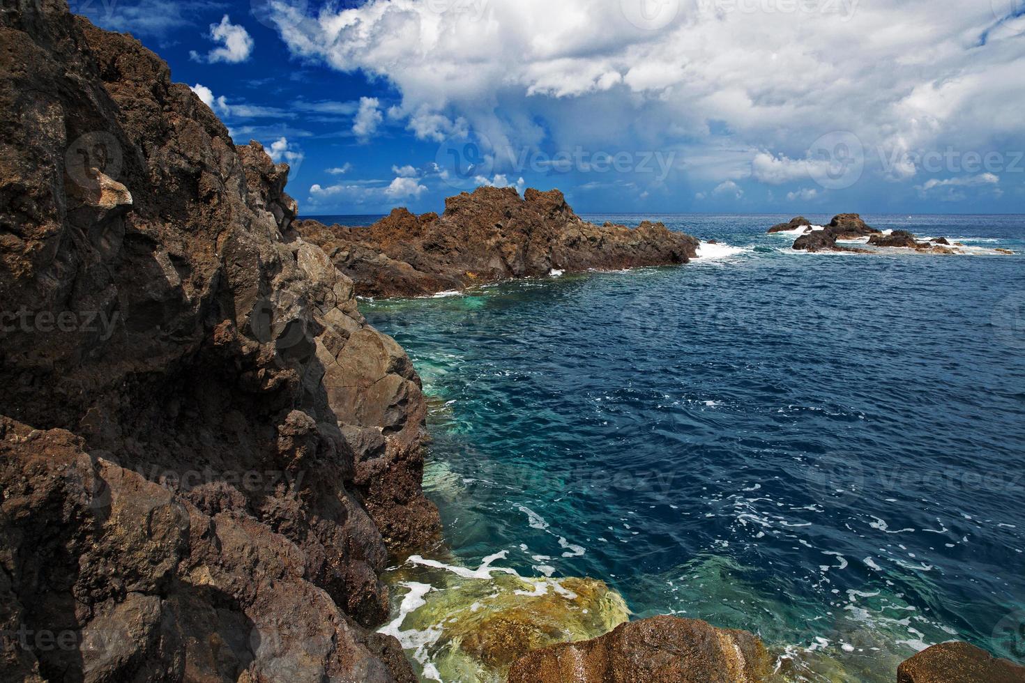côte rocheuse de l'océan atlantique photo