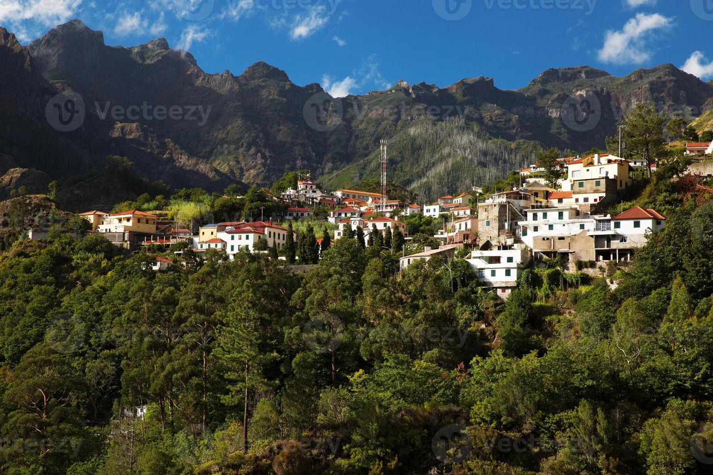 petit village situé dans les montagnes photo