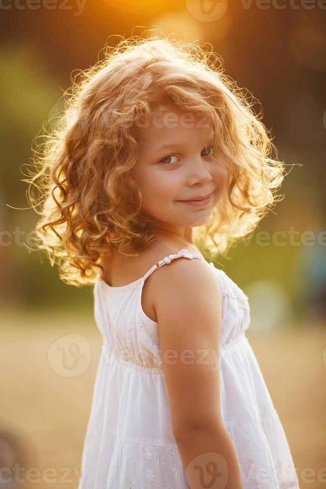 portrait d'une petite fille heureuse photo