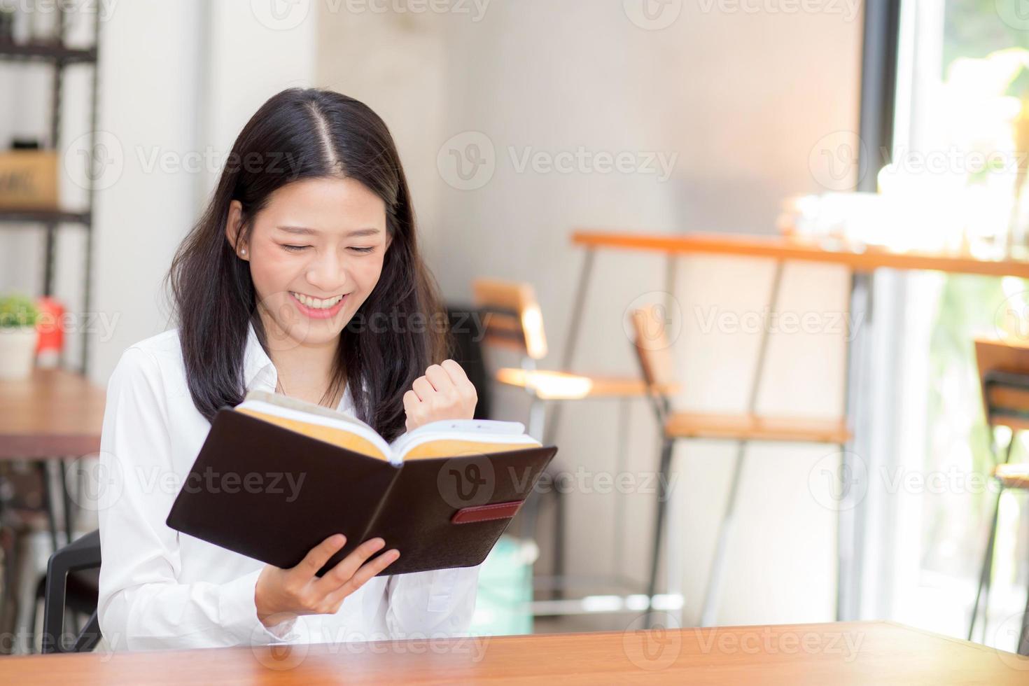 jeune femme d'affaires asiatique lisant sur ordinateur portable sur le bureau. photo