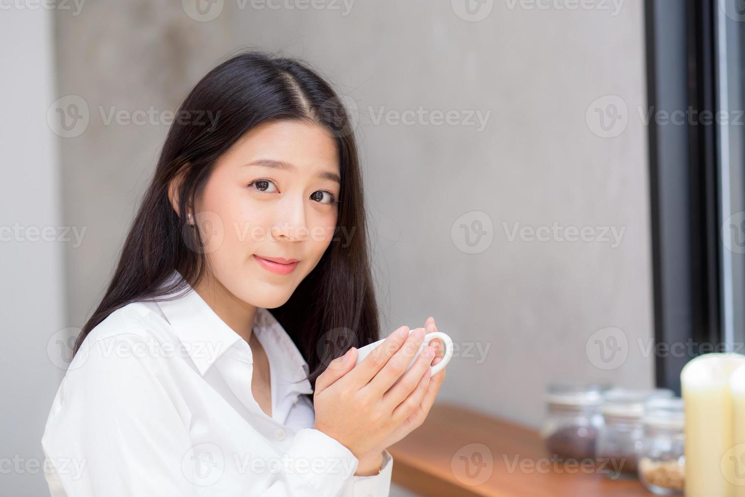 jeune femme asiatique buvant du café. photo