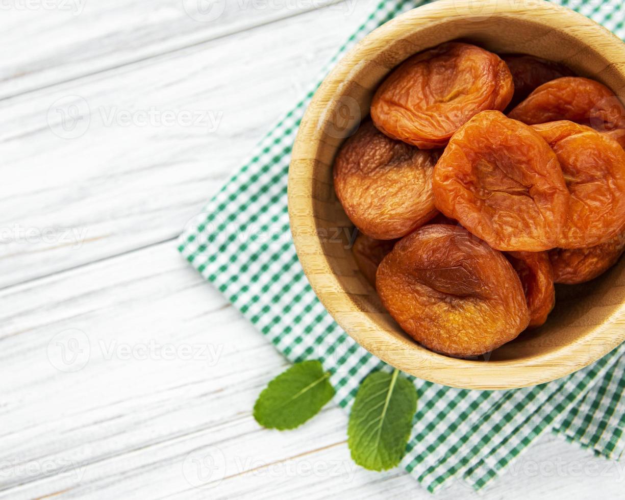 abricots secs sur une table photo