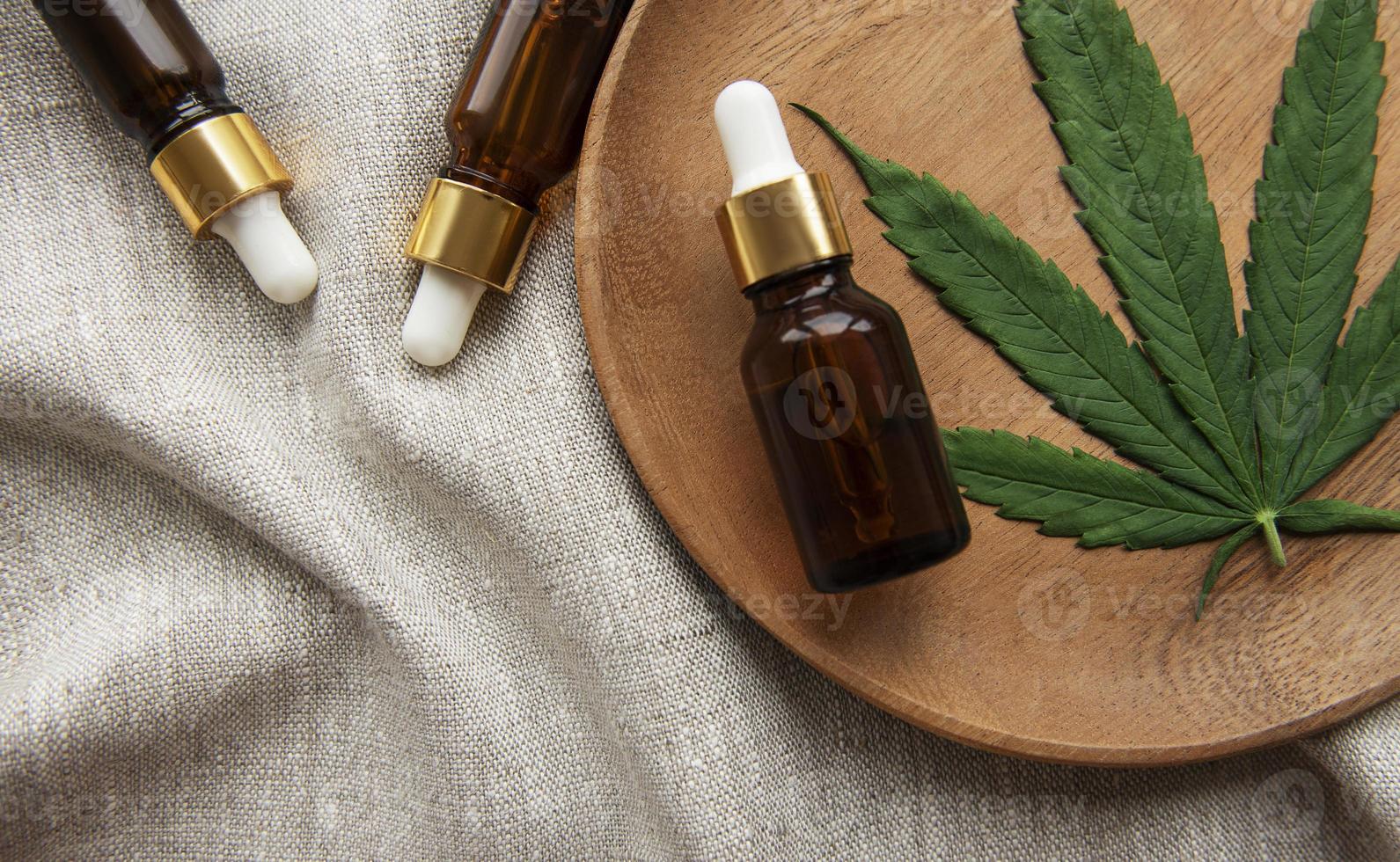 huile de CBD, teinture de chanvre, produit cosmétique au cannabis pour les soins de la peau. photo