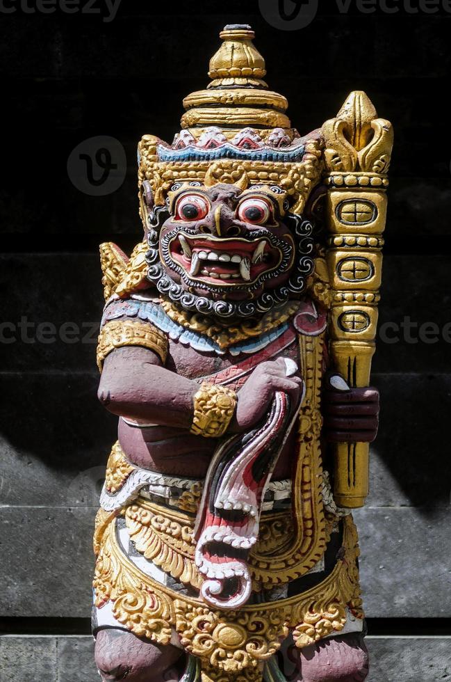 Anciennes statues hindoues balinaises traditionnelles dans le temple de Bali en Indonésie photo