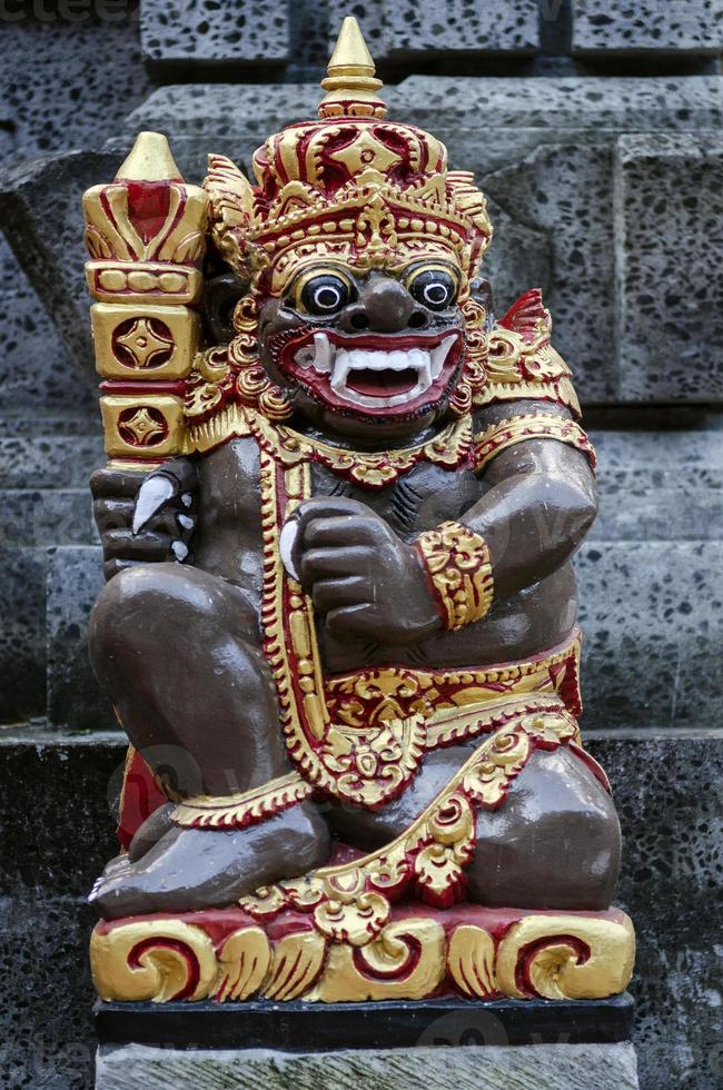 Anciennes statues hindoues balinaises traditionnelles dans le temple de Bali en Indonésie photo