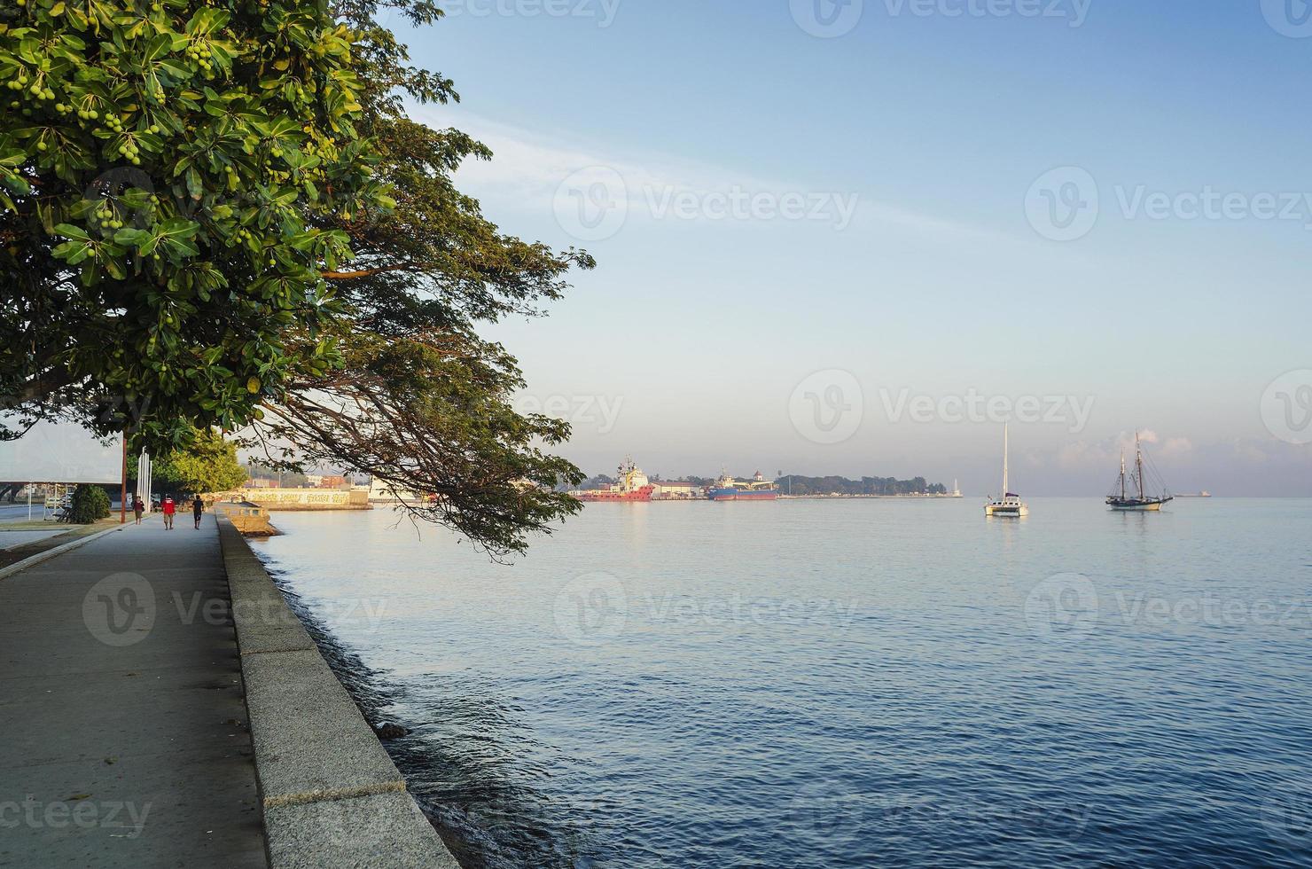 promenade du bord de mer de la ville centrale de dili au timor oriental photo