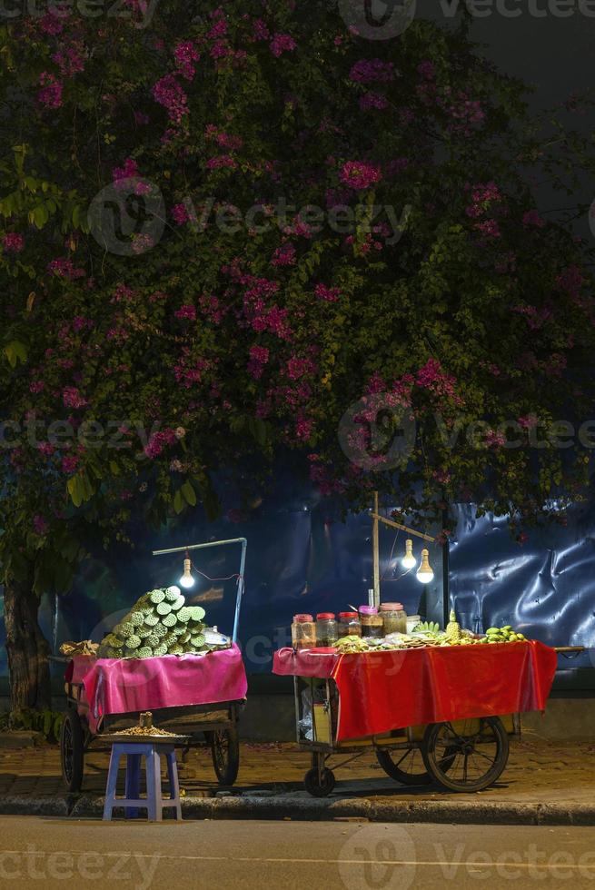 Stand local de fruits et de collations sur la rue de Phnom Penh au Cambodge la nuit photo