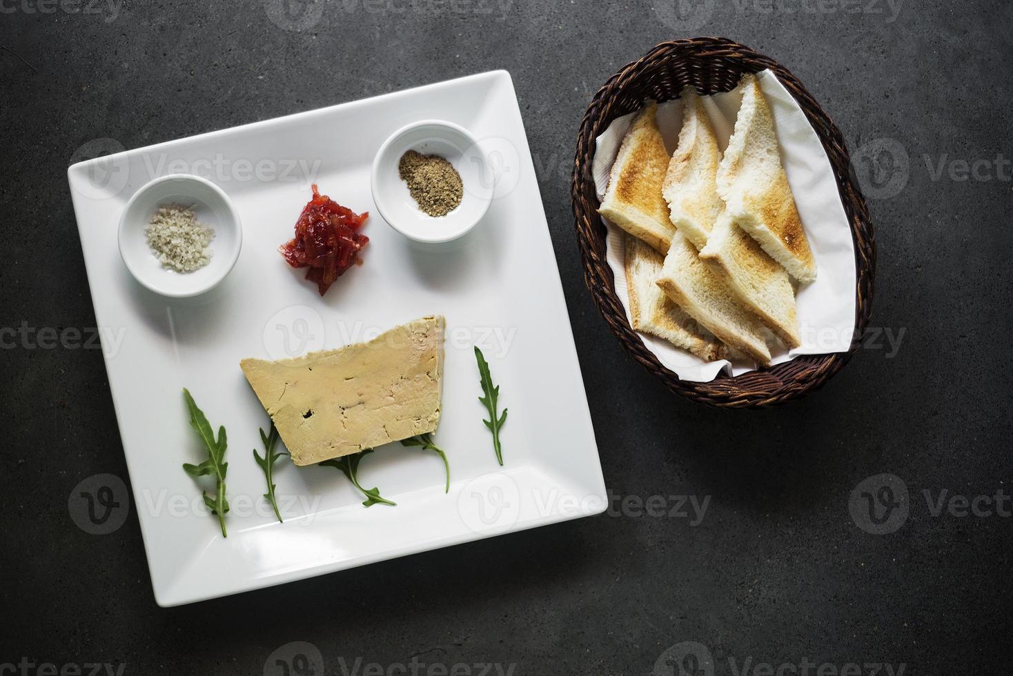 Pâté de canard au foie gras traditionnel français et assiette de collations d'entrée de pain grillé photo