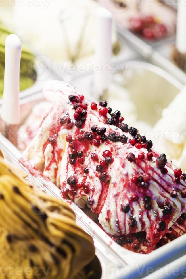 Mélange de glaces gourmandes fraîches biologiques colorées gelato sucré dans l'affichage de la boutique photo