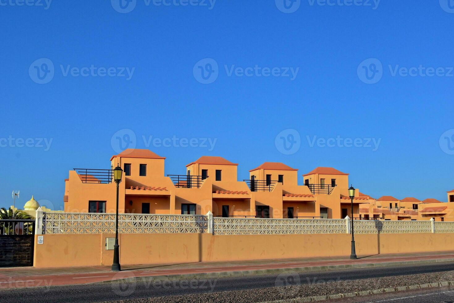 ville de corralejo sur le Espagnol canari île fuerteventura sur une chaud vacances journée photo