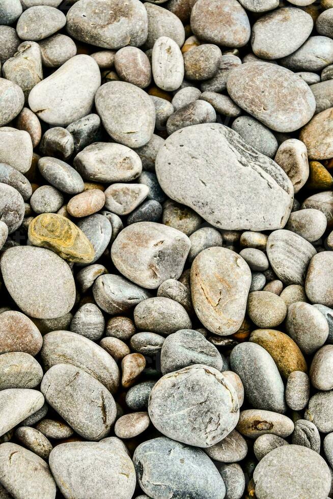 une grand pile de rochers et gravier photo