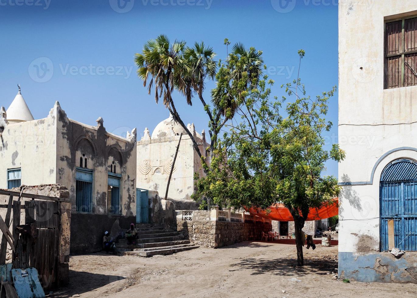 Rue d'architecture locale de style mer rouge dans le centre de la vieille ville de Massawa en Érythrée photo