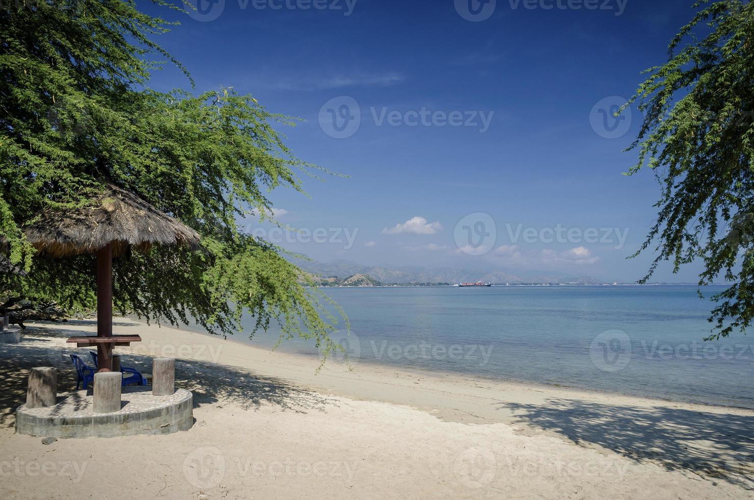 Areia branca vue sur la plage tropicale et la côte près de Dili au Timor oriental photo