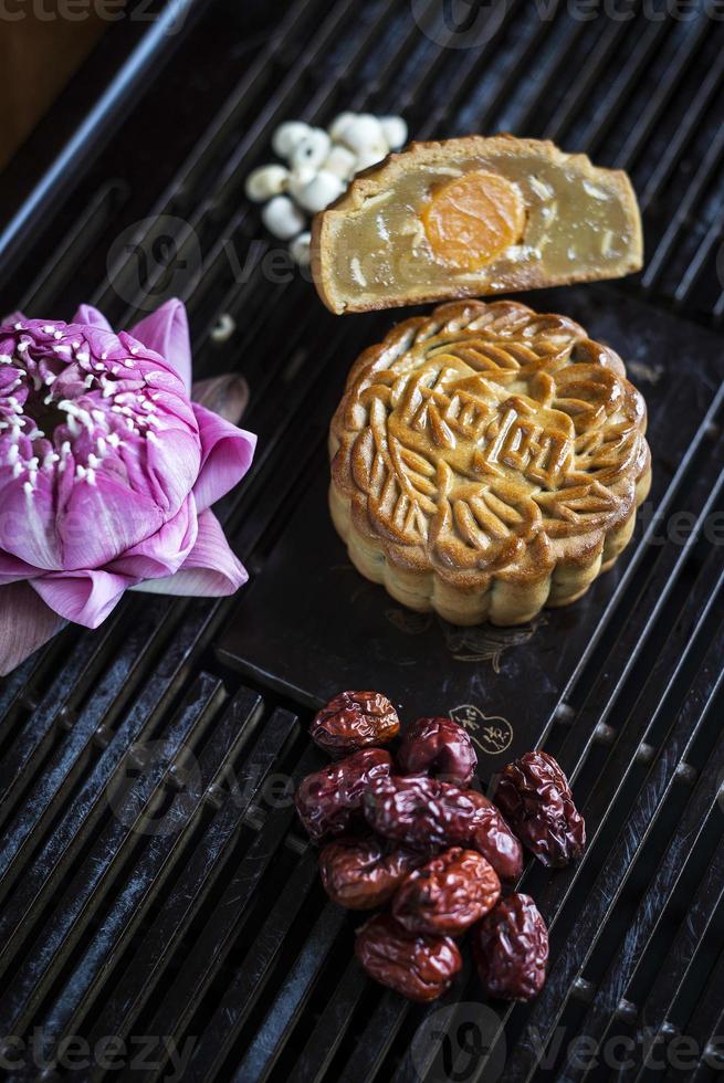 dessert de pâtisserie de gâteau de lune festif traditionnel chinois gastronomique photo