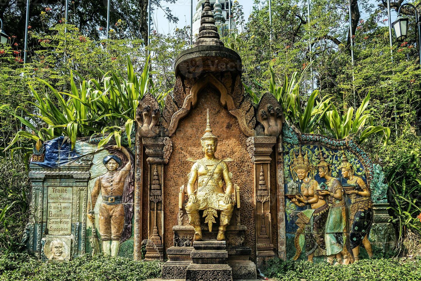 Monument du traité siamois français au temple de Wat Phnom à Phnom Penh Cambodge photo