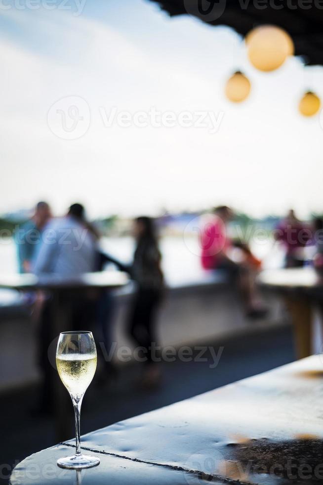 verre de champagne mousseux au bar extérieur moderne au coucher du soleil photo