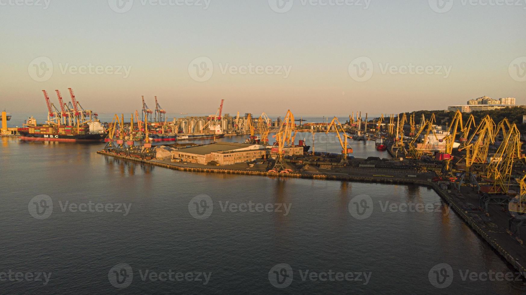 photo de drone d'un grand chantier naval commercial, de navires et de grues