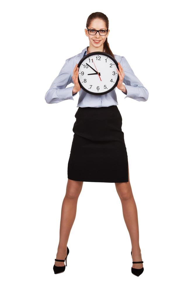 fille avec une grosse horloge dans les mains photo