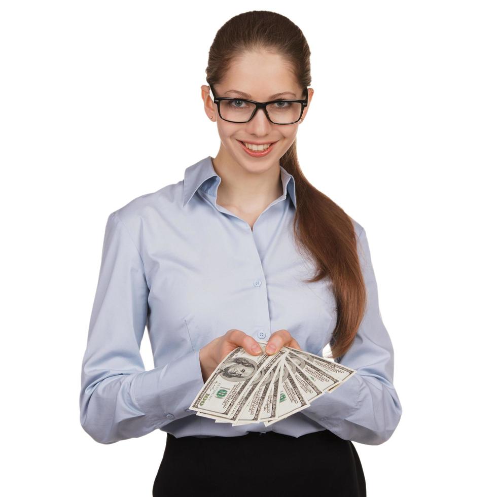 jeune femme avec des billets de cent dollars dans ses mains photo