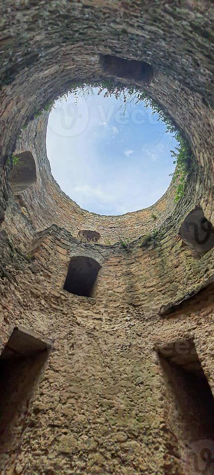 ancienne forteresse en ruine au bord de la mer. ciel bleu. photo