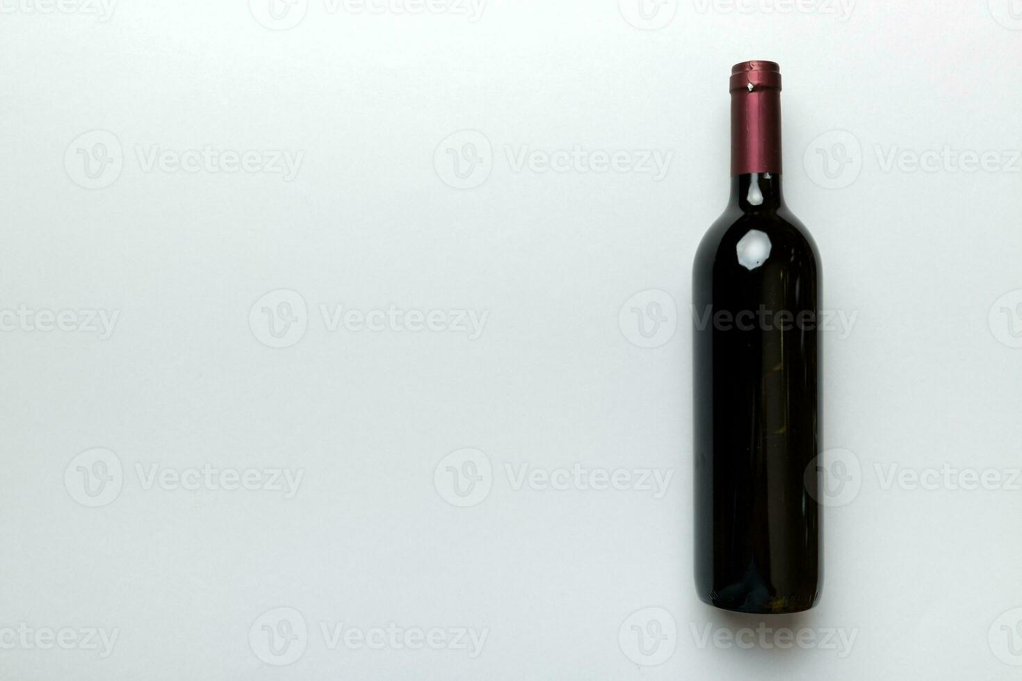 un bouteille de rouge du vin sur coloré tableau. plat poser, Haut vue avec copie espace photo