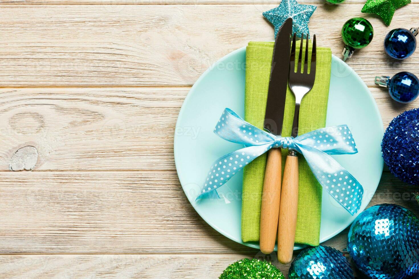 composition de vacances du dîner de noël sur fond en bois. vue de dessus de l'assiette, des ustensiles et des décorations festives. concept de l'avent du nouvel an avec espace de copie photo