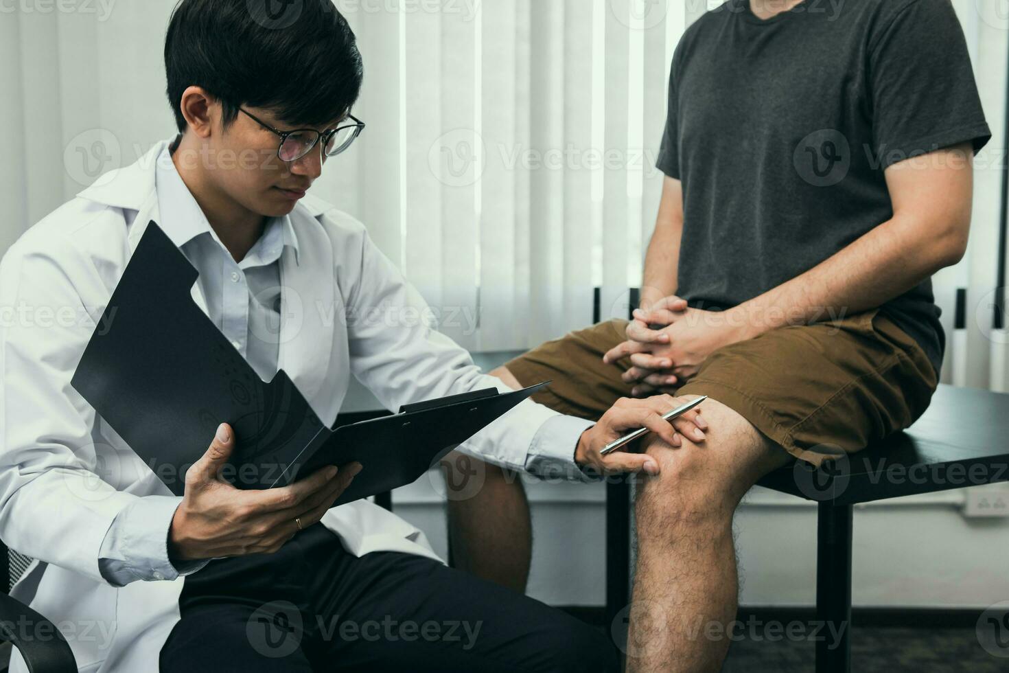 les physiothérapeutes asiatiques examinent les résultats des traitements du genou. photo