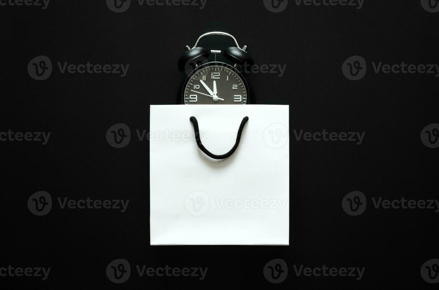 blanc achats papier sac avec alarme l'horloge pour noir Vendredi achats vente concept. photo