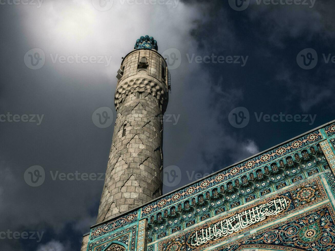 minaret de le mosquée contre une spectaculaire ciel. photo