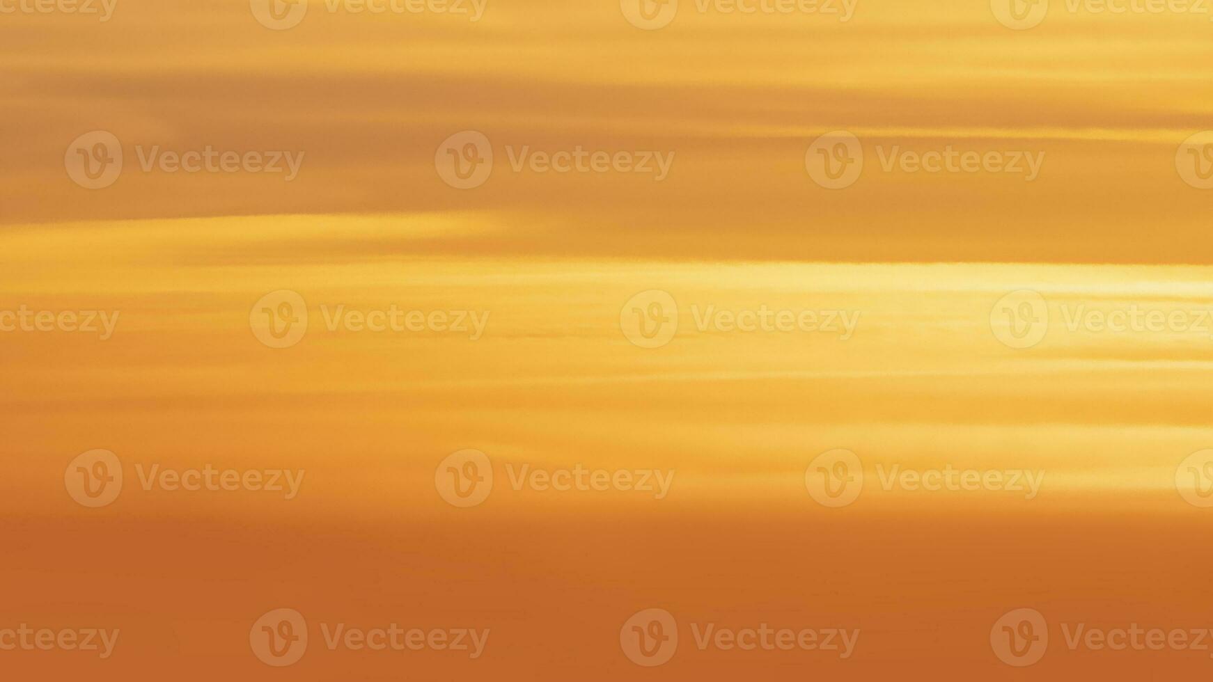 panorama de le Orange soir ciel. réel majestueux lever du soleil coucher ciel Contexte sans pour autant des oiseaux. photo
