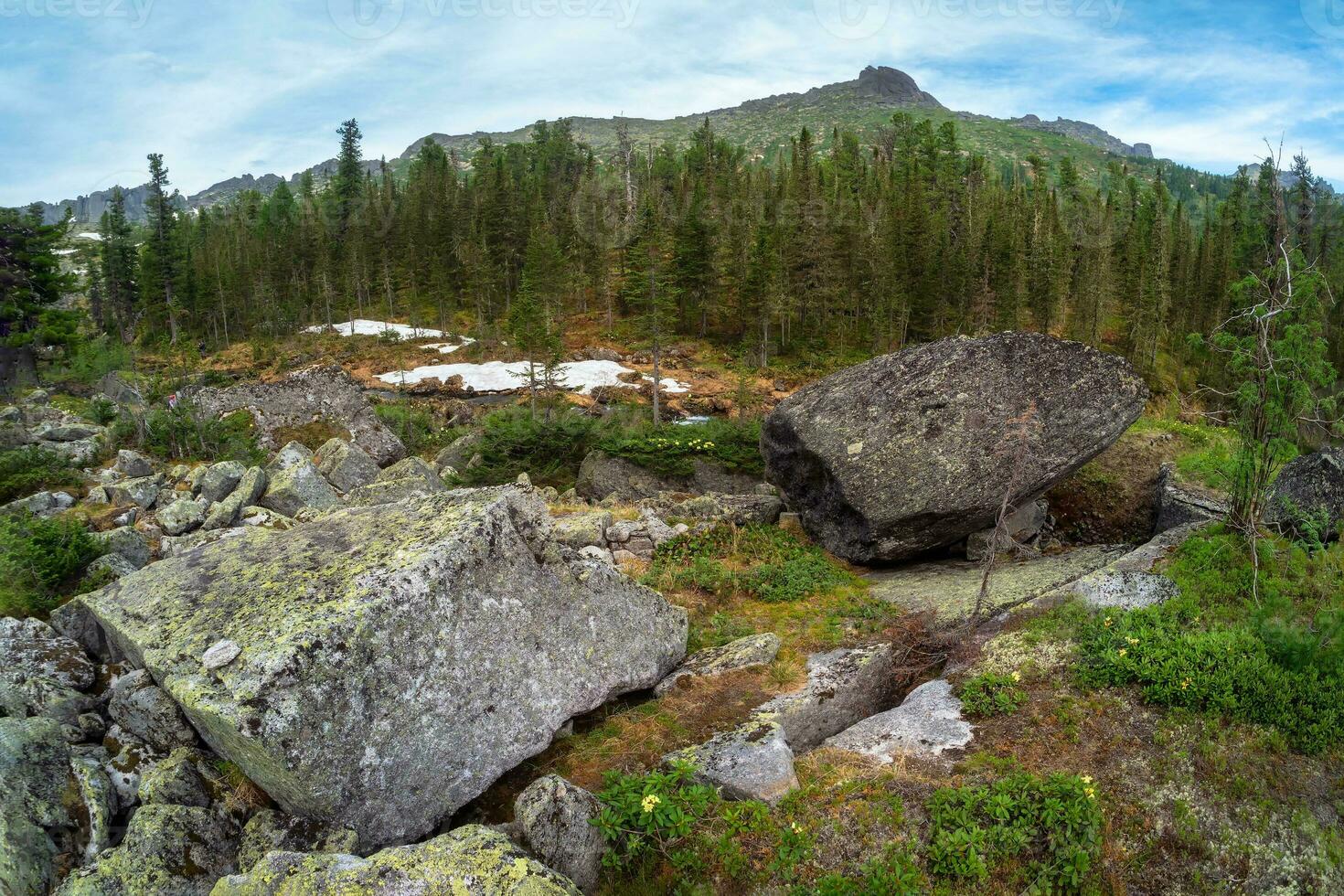 énorme granit rochers sont épars au hasard. occidental sayans Kurumnik, des pierres, les pavés, mousse avec une unique paysage. paysage la photographie de pierre rivière. photo