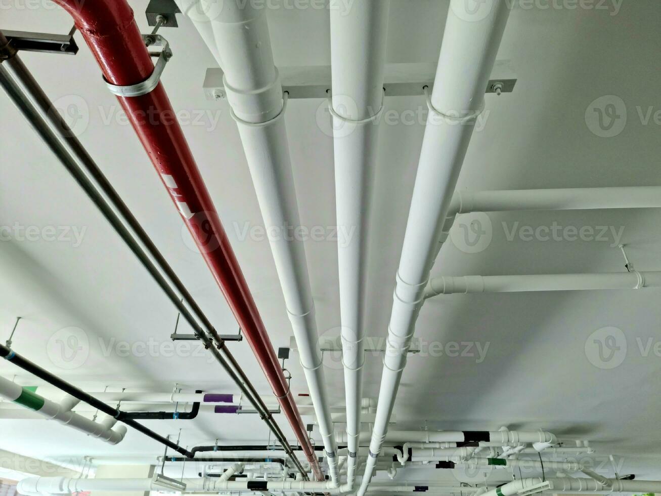 tuyaux en dessous de le bâtiment pour drainage systèmes et électrique tuyaux. photo