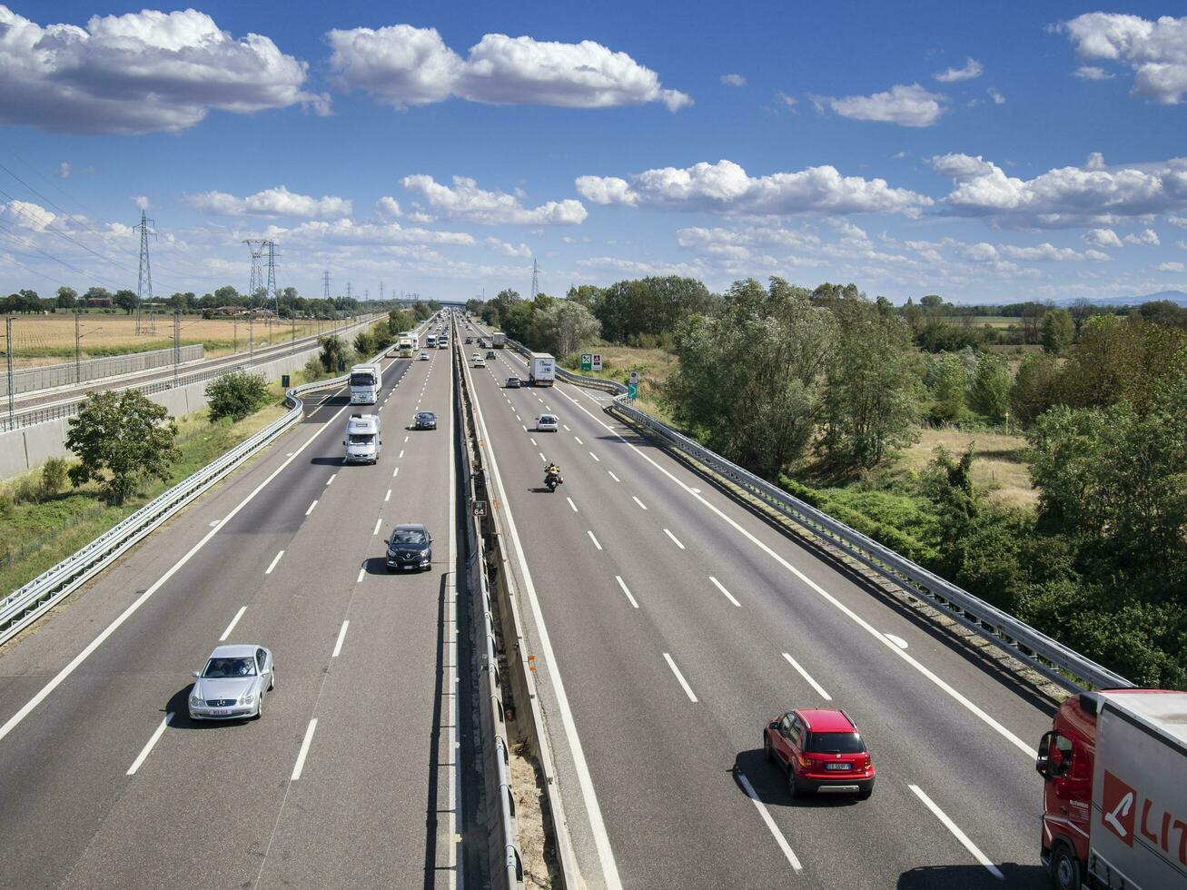 voitures camions la personne et les stocks sur autoroute photo