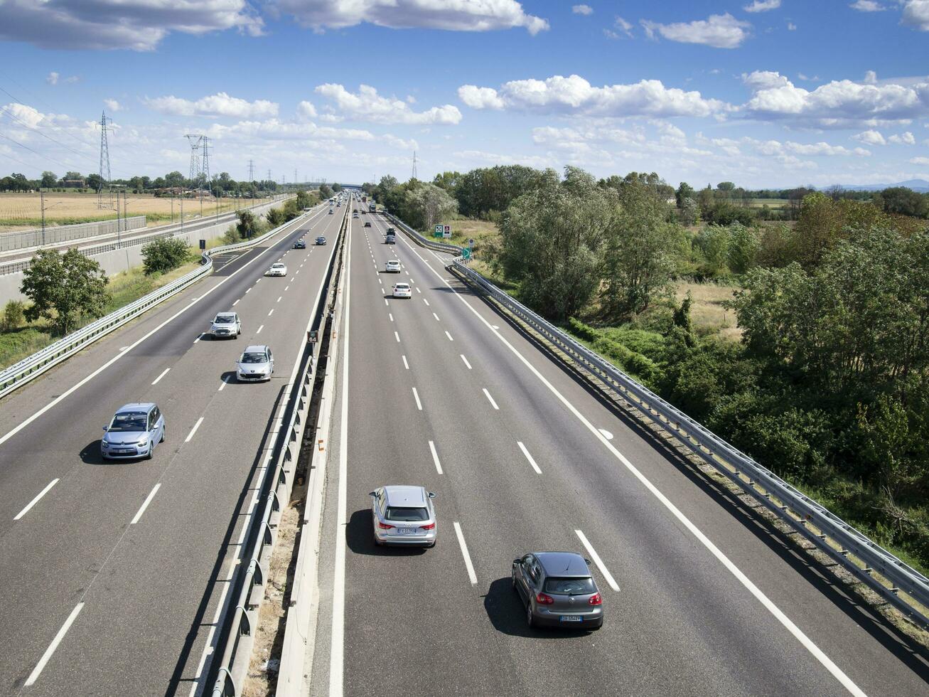 voitures camions la personne et les stocks sur autoroute photo