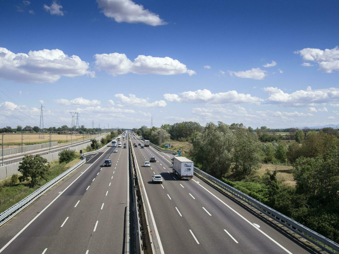 voitures camions la personne et les stocks sur autoroute photo